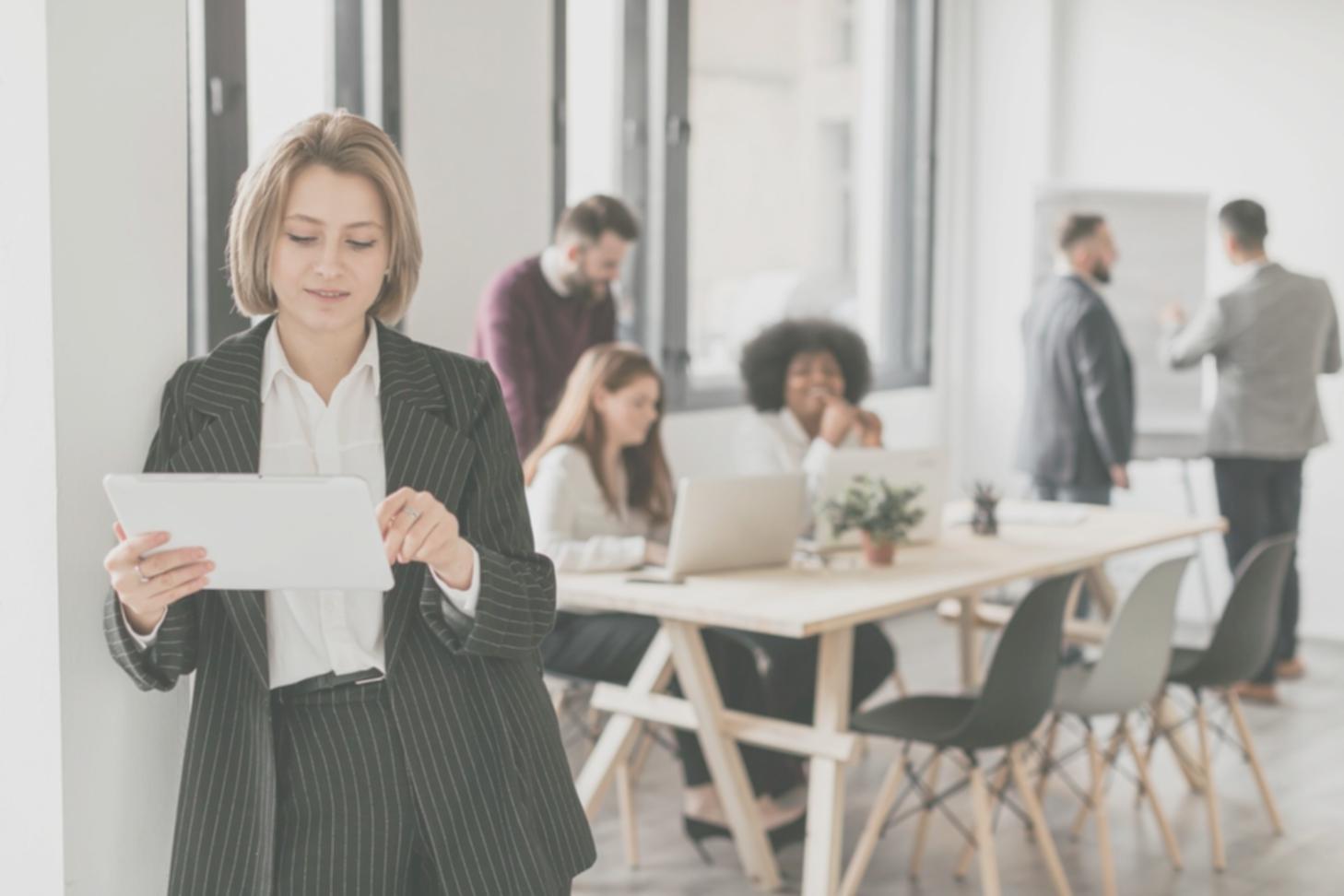 Profesional trabajando con sistemas de automatización financiera avanzada