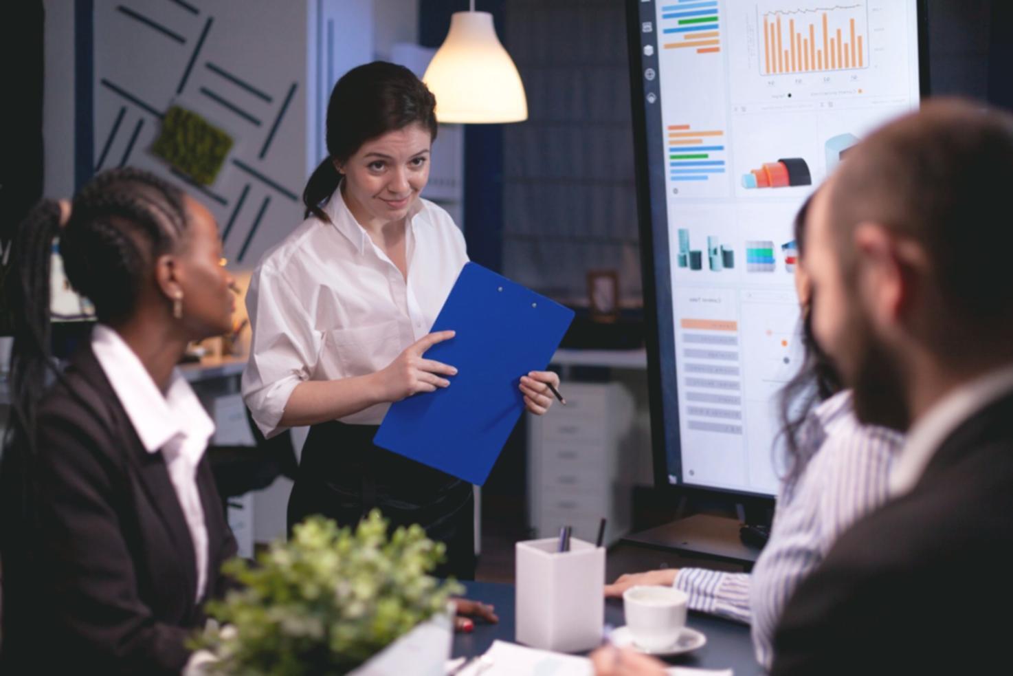 Empresaria trabajando con herramientas de automatización financiera en oficina moderna