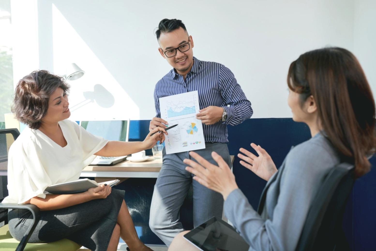 Equipo de olariventar colaborando en soluciones financieras